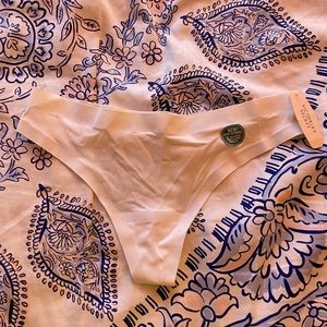 Victoria’s Secret White Thong (NEW W/ TAG✨)